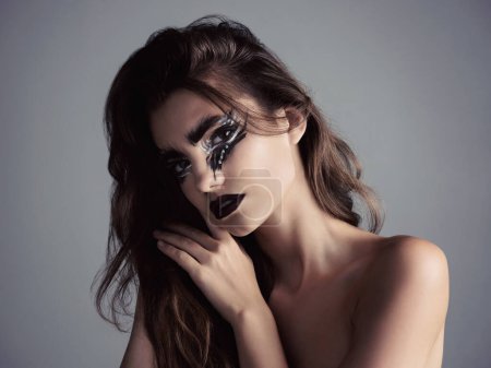Foto de Deja que tu maquillaje hable. Foto de estudio de una joven atractiva que usa maquillaje audaz - Imagen libre de derechos