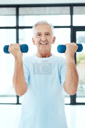 El ejercicio debe ser siempre una prioridad. un hombre mayor haciendo ejercicio con pesas