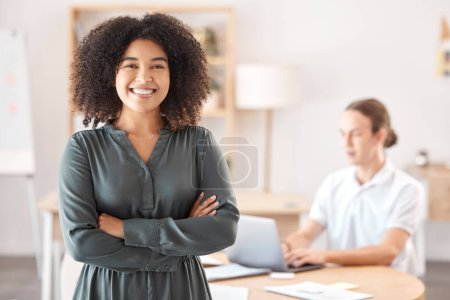 Mujer de negocios, líder y jefe con una sonrisa, orgullo y felicidad en la oficina corporativa para el éxito, el crecimiento y la visión. Retrato de empresaria negra feliz por la elección de carrera, misión y objetivo.