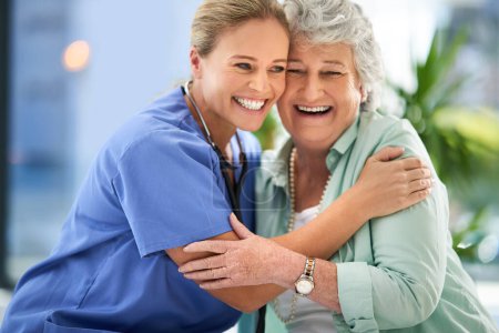 Foto de Han formado un buen vínculo. una atractiva enfermera y su paciente mayor en el hospital - Imagen libre de derechos