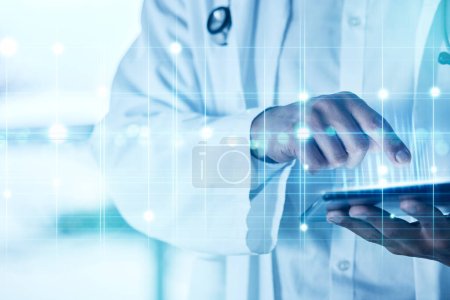 Téléchargez les photos : Les mains, les soins de santé et l'avenir avec un médecin utilisant une tablette dans un hôpital avec superposition numérique ou CGI. Données, ai et médical avec un professionnel de la santé faisant de la recherche sur la technologie pour l'innovation. - en image libre de droit