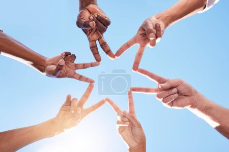 Foto de Estrella, manos y equipo, solidaridad y paz con diversidad y colaboración comunitaria con cielo azul y sol. Trabajo en equipo, juntos y en grupo con apoyo y confianza, gesto de la mano y firmar al aire libre - Imagen libre de derechos