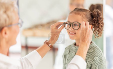 Téléchargez les photos : Vision, lunettes de soins oculaires et enfant avec optométriste pour consultation ophtalmologique, aide ou soutien à la vue. Service de santé, contrôle optique et consultation d'experts patient jeune à l'examen des yeux. - en image libre de droit