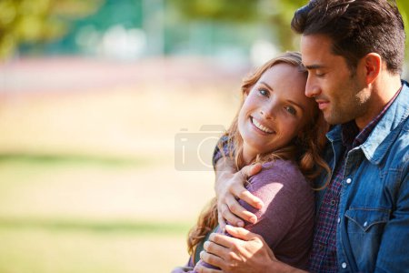 Foto de Nunca antes me habían amado así. una joven pareja sonriente disfrutando del día juntos en el parque - Imagen libre de derechos