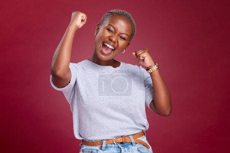 Téléchargez les photos : Célébration, femme noire et personne excitée montrant le bonheur et le sentiment gagnant. Gagner la motivation, la réalisation et le sourire heureux d'une victoire féminine avec un sentiment de victoire de célébration du succès. - en image libre de droit