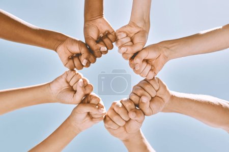 Apoyo, confianza y solidaridad con el puño en círculo de manos con bajo ángulo de lealtad, misión y amigos con cooperación. Conexión, esperanza y comunidad de personas unidas por el compromiso social