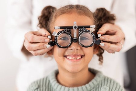 Foto de Ojo, visión y prueba con el niño para gafas en la oficina de optometría para el cuidado de los ojos y la salud. Gafas de vista, examen y oftalmología médica con pruebas de lentes para niñas y diagnóstico de monturas para óptica. - Imagen libre de derechos