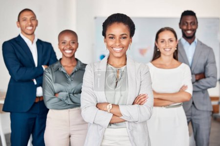 Téléchargez les photos : Leadership des femmes noires, portrait et travail d'équipe heureux, gestion et collaboration, vision d'entreprise et confiance dans le bureau. Femmes PDG, hommes d'affaires de la diversité et employés de l'entreprise soutiennent le démarrage. - en image libre de droit