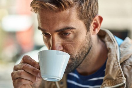 Verkostung von Kaffee aus der ganzen Welt. ein entspannter Tourist genießt eine Tasse Kaffee in einem Straßencafé