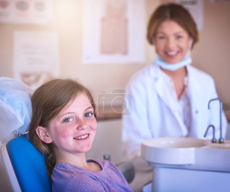 Foto de Niña, una gran sonrisa. una niña en el dentista para un chequeo - Imagen libre de derechos