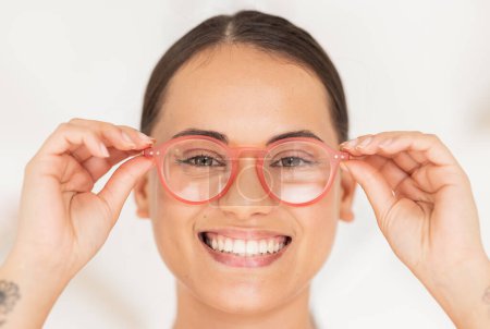 Téléchargez les photos : Optométrie, vision et portrait de femme avec des lunettes essayant une nouvelle monture pour verres de prescription. Happy, sourire et dame essayer des lunettes ou des lunettes pour améliorer la vue dans le magasin optique ou clinique - en image libre de droit
