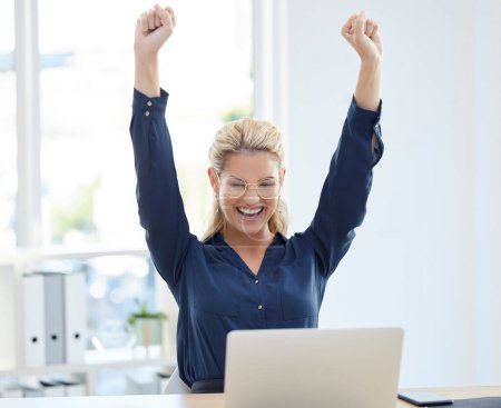 Gewinnerin, Erfolg und Geschäftsfrau mit Laptop feiern Arbeitszufriedenheit, Beförderung oder erfolgreichen Projektabschluss im Amt. Ja, Errungenschaften und Siegesfeiern mit Unternehmen, Unternehmen und Technologie.