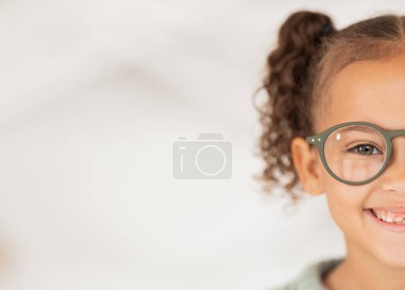 Téléchargez les photos : Maquette, publicité et fille avec des lunettes de l'optométriste pour la vision dans les yeux dans une clinique, un magasin ou un magasin. Demi, heureux et enfant avec des lunettes de vue médicales de l'opticien avec l'espace de maquette pour le marketing. - en image libre de droit