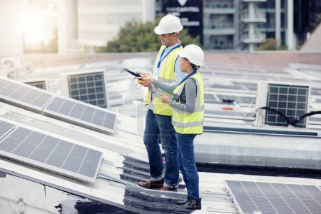 Nachhaltiges Engineering, Sonnenkollektoren und ein Team, das Wartungsarbeiten auf dem Dach von Gebäuden in der Stadt durchführt. Solarenergie, Ökologie und Industriearbeiter planen Projekt mit Photovoltaikzellen in der Stadt