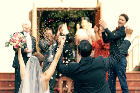 Téléchargez les photos : Mariage, applaudissements et couple se tenant la main dans la célébration avec le soutien de applaudissements invités, amis et famille. Vue arrière, mariés célèbrent la confiance, l'espoir et le succès dans l'amour lors d'un événement social. - en image libre de droit