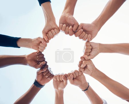 Manos, confianza y apoyo círculo puño con bajo ángulo de lealtad, misión y amigos con cooperación. Conexión, esperanza y comunidad de personas para el compromiso social, la comunidad y la confianza.