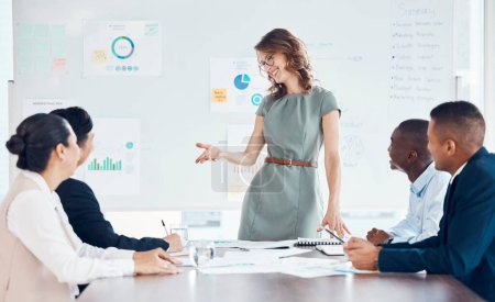 Vielfalt, Teamwork-Meeting und Planung von Marketing berichten über Strategien im modernen Büro. Business, Data Finance Leadership und Sales Training Zusammenarbeit mit Analytics-Geschäftsleuten für Start-up.