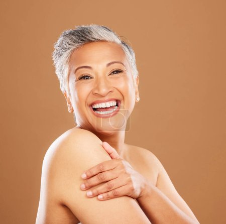 Hautpflege, Schönheit und Porträt einer reifen Frau mit glücklichem Lächeln mit Studiohintergrund. Make-up, kosmetischer Glamour und luxuriöse Hautpflege mit schönem Seniorengesicht, Naturkosmetik zur Gesichtsentgiftung