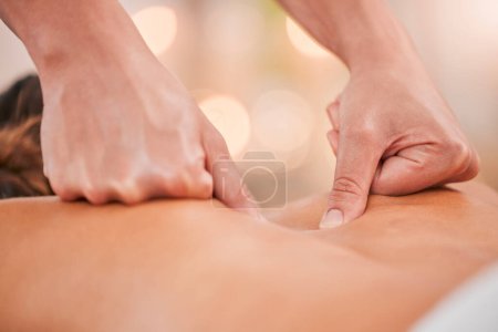 Massage-Therapeut, Hände oder Rücken-Massage auf Frau in Wellness-Muskel-Linderung, Schmerzbehandlung oder Spannungslösung. Zoom, Masseur oder entspannende physikalische Therapie in Ruhe oder Luxus-Hotel-Salon zur Selbstversorgung Gesundheit.