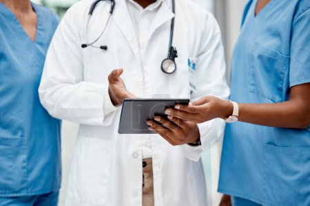 Digitale Tablets, Ärzte und Krankenschwestern, die in der Klinik an medizinischen Innovationen, Medizin und Wissenschaft forschen. Technologie, Professionalität und Nahaufnahme von Gesundheitspersonal auf einem mobilen Gerät im Krankenhaus