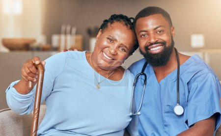 Téléchargez les photos : Infirmière, femme noire âgée et médecin ou soignant embrassant pour le soutien, l'amour et la gratitude dans la maison de soins infirmiers. Sourire, travailleur de la santé et heureuse personne âgée africaine avec une canne pour un handicap. - en image libre de droit