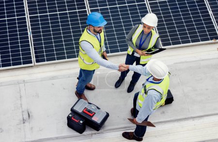 Handshake, ingeniería y equipo de trabajo en paneles solares para inspección, mantenimiento o instalación. Eco, energía solar y trabajadores industriales estrechando las manos para un acuerdo de la industria, acuerdo o trabajo en equipo