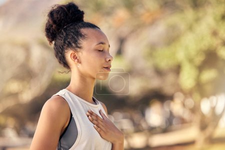 Schwarze Frau, Atem und Hand auf der Brust, für Meditation und Wellness, die friedlich zum Entspannen einladen. Bokeh, Afroamerikanerin und Dame im Freien, in der Natur und ruhig für Atemübungen und Gesundheit.