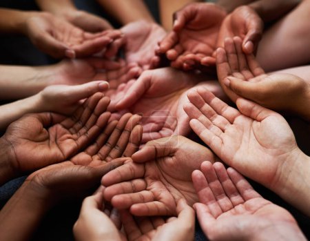Téléchargez les photos : Aidez-nous. un groupe diversifié de personnes tenant leurs mains coupées - en image libre de droit