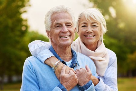 Téléchargez les photos : Ensemble pour toujours. Portrait d'un couple de personnes âgées profitant de la journée ensemble dans un parc - en image libre de droit