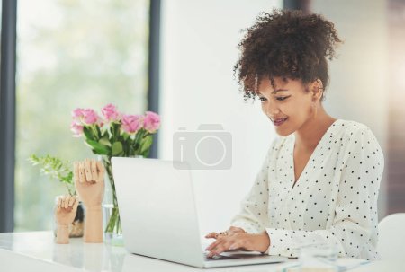Téléchargez les photos : La valeur d'une idée réside dans son utilisation. une belle jeune femme d'affaires assise derrière son ordinateur portable - en image libre de droit