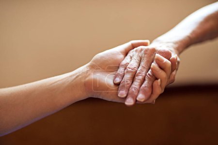 Téléchargez les photos : Un simple acte de gentillesse peut signifier le monde. une personne tenant les mains d'une femme âgée - en image libre de droit