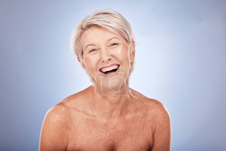 Téléchargez les photos : Soins de la peau, bien-être et portrait de femme âgée avec sourire en studio sur fond bleu. Beauté, maquillage et bonne vieille femme à la peau naturelle pour les produits de beauté anti-âge, la dermatologie et les cosmétiques. - en image libre de droit