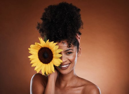 Schönheit, Hautpflege und Porträt eines Modells mit Sonnenblume für Gesundheit, Wellness oder Körperpflege Antioxidantien. Gesichtskosmetik, natürliches Make-up und Gesicht schwarzer Frauen mit Vitamin-E-Präparat zur Selbstpflege.