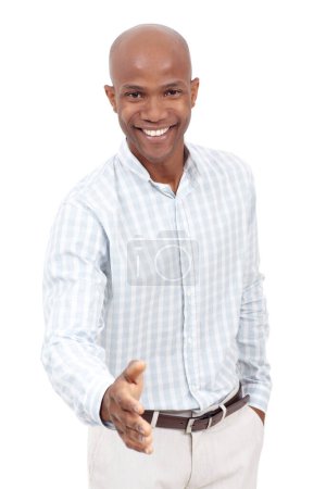 Téléchargez les photos : Tu as fait du bon boulot. Portrait studio d'un jeune homme afro-américain faisant un geste de poignée de main à deux pas de la caméra et souriant - en image libre de droit