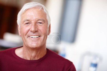 Téléchargez les photos : Tu n'as que l'âge que tu ressens. Portrait d'un homme âgé heureux à la maison - en image libre de droit