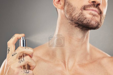 Mann, Parfüm und Hände sprühen auf den Hals für Beauty Wellness oder luxuriöse Duftkosmetik im Studio. Hygienepflege, saubere und frische Colagne für schöne männliche Hautpflege und sinnlichen Körperpflege-Lifestyle.
