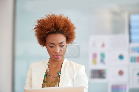 Es geht ans Eingemachte. eine junge Geschäftsfrau mit einem Laptop im Büro