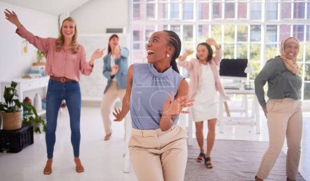 Entreprise, femmes et danse de groupe pour une célébration amusante dans un bureau créatif pour le succès de la campagne avec un personnel diversifié. Joie, excitation et danse avec une équipe multiculturelle de dames célébrant.