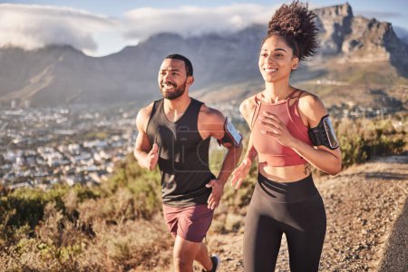 Foto de Fitness, ejercicio y pareja corriendo en la montaña juntos para el cuerpo sano, el bienestar y el ejercicio. Motivación, naturaleza y ejercicio de hombres y mujeres negros, haciendo ejercicio y entrenamiento maratónico en la ciudad. - Imagen libre de derechos