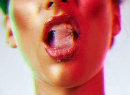 Frau, Schönheit und Eiswürfel im Mund für Make-up, Kosmetik und Neonlicht Hintergrund. Sexy Frau mit roten Lippen im Studio für Mode-Grunge-Ästhetik, gefrorenes Wasser und Luxus für Dampfwellen-Attrappe.