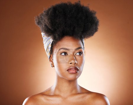 Téléchargez les photos : Beauté, cheveux et afro avec femme noire et écharpe pour la mode, le luxe et le bien-être de la peau. Maquillage, cosmétiques et cheveux bouclés avec modèle fille pour l'amour de soi, la confiance et l'Afrique en arrière-plan studio. - en image libre de droit