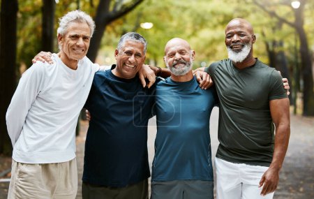 Portrait de remise en forme d'amis aînés de la diversité sur la course d'exercice en plein air, entraînement cardio ou réunion d'amitié parc naturel. Solidarité, santé à la retraite et groupe de personnes, coureur ou hommes à Londres Royaume-Uni.