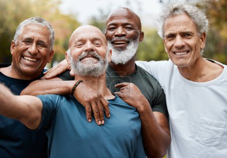 Téléchargez les photos : Seniors, groupe d'hommes et selfie fitness au parc ensemble pour la santé des personnes âgées ou bien-être pour le bonheur sourire. Bonne retraite, portrait d'amis ou club de coureur dans la diversité, le travail d'équipe ou l'entraînement en plein air. - en image libre de droit