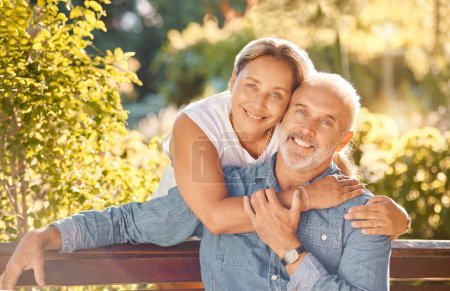 Foto de Naturaleza, banco y retrato de una pareja mayor que se relaja en un jardín verde al aire libre juntos. Feliz, sonrisa y anciano hombre y mujer en retiro abrazando, vinculando y sentado en un parque en Australia - Imagen libre de derechos