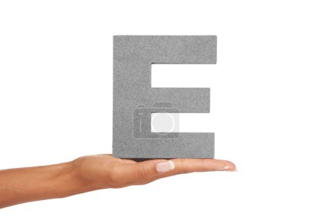 Téléchargez les photos : E pour Enterprising. Une jeune femme tenant une lettre majuscule E isolée sur fond blanc - en image libre de droit