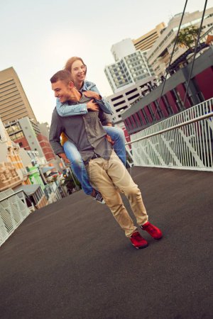 Photo pour Joyeux jours. un jeune couple heureux profitant d'une balade en ville - image libre de droit