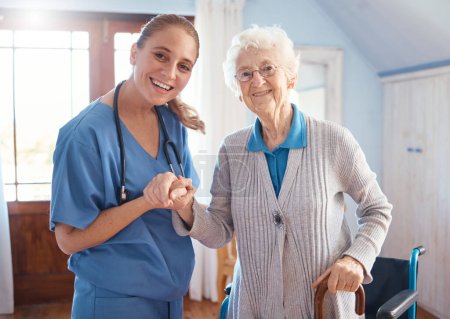 Tenant la main, portrait et infirmière avec une femme âgée après consultation médicale dans un établissement de soins infirmiers. Soins de santé, soutien et soignant ou médecin effectuant un bilan de santé sur une femme âgée dans une maison de retraite