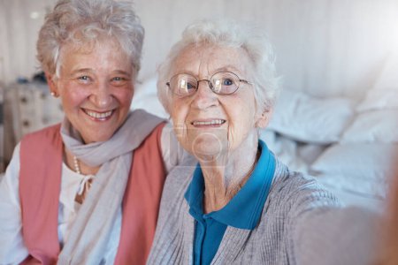 Téléchargez les photos : Femmes âgées, amis et selfie avec un sourire, le bonheur et les soins lors d'une visite ou un mode de vie dans une maison de soins infirmiers ensemble. Portrait de personnes âgées heureuses de leur retraite, de leur soutien et de leur confiance. - en image libre de droit