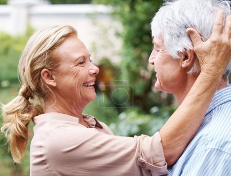 Téléchargez les photos : Le véritable amour n'a pas de date d'expiration. un couple âgé rmbracing mutuellement - en image libre de droit