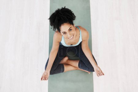 Téléchargez les photos : Fitness, yoga et fille portrait vue sur le sol avec tapis pour le bien-être, le bonheur et la santé. Spiritualité, auto-soin et état d'esprit sain de la femme noire détendue sur le sol pour l'exercice de sensibilisation - en image libre de droit